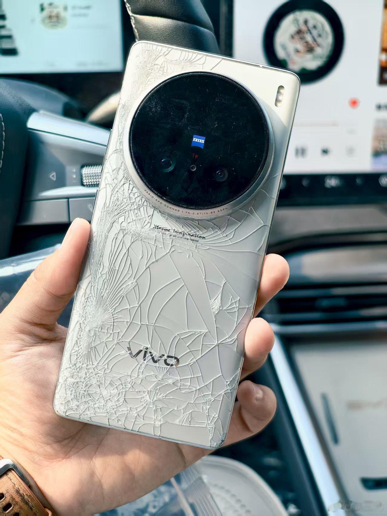 朋友的vivo X100 Ultra被车压坏了，转头去买了一台X200 Ultr