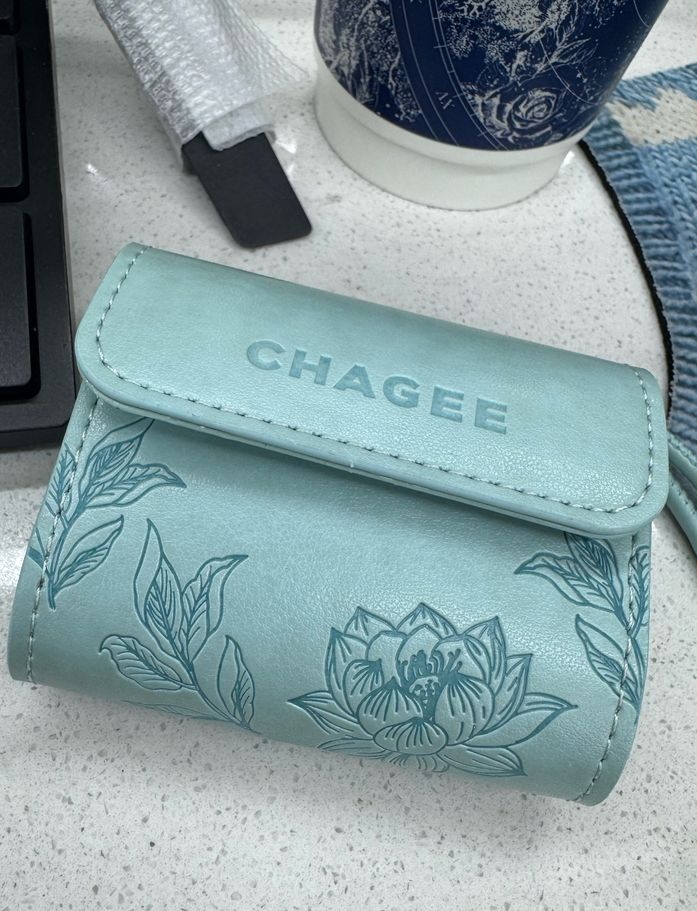 尝了下昨天直播说的那个伯牙绝弦花香款，的确好花香（顺手买了个耳机包我们这里只有耳