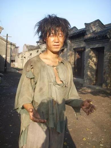 影视剧把"穷人"拍没了，这件事比你想象的严重得多！
 
《主角》收视率峰值破4，