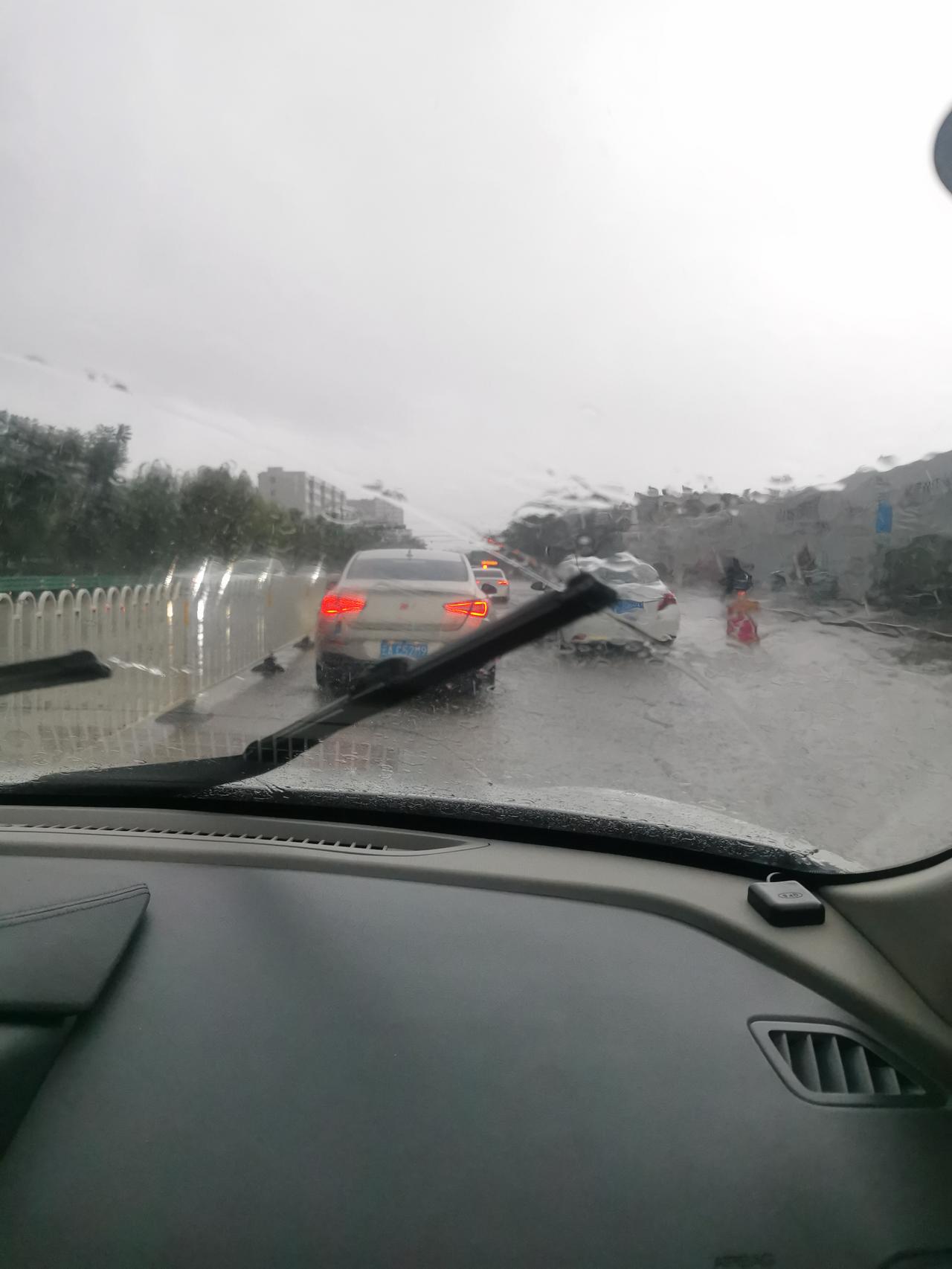 周六一早昆明下起暴雨，从会展中心附近到火车南站上班路上，本来还骑着共享单车，下雨