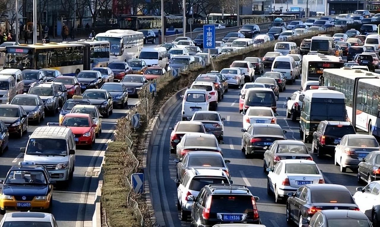 很多人盼着把“节假日免费”改成“全年3000公里免费”，说白了，就是不想再被假期