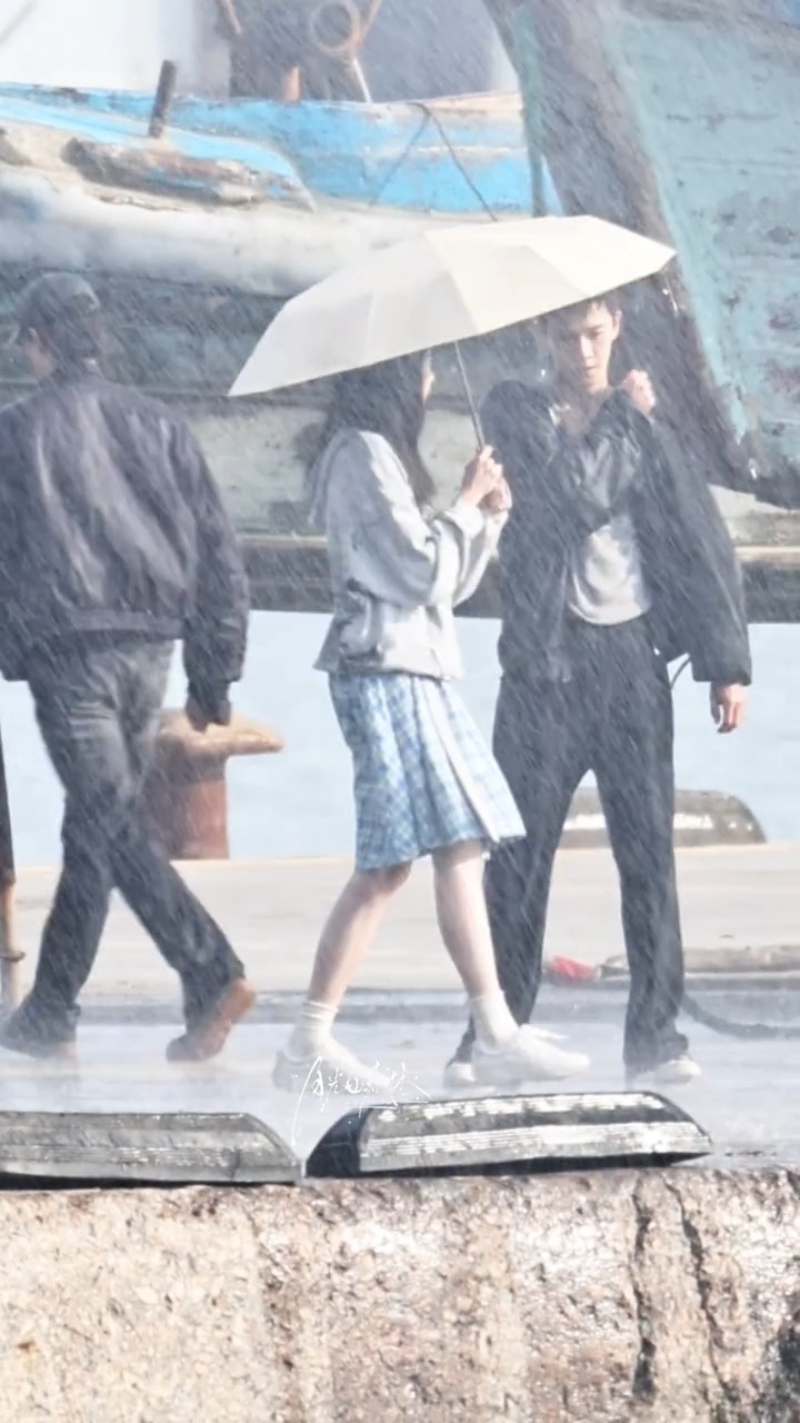 李昀锐你们别打了李昀锐雨中双人对打似曾相识一眼穿越古早偶像剧！滂沱大雨里双人对战