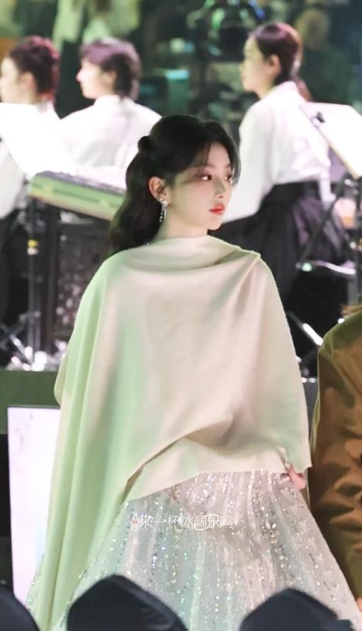 孔雪儿邪恶水蜜桃洗白了 孔雪儿在星光大赏上拿奖，真是让人惊喜连连！从“邪恶”到甜