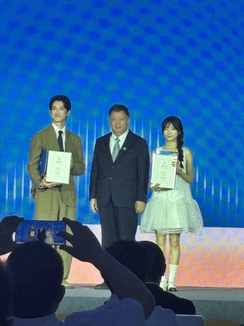 2026年金鸡奖志愿者推介人吴慷仁，李思潼。好妙的两个人👍 