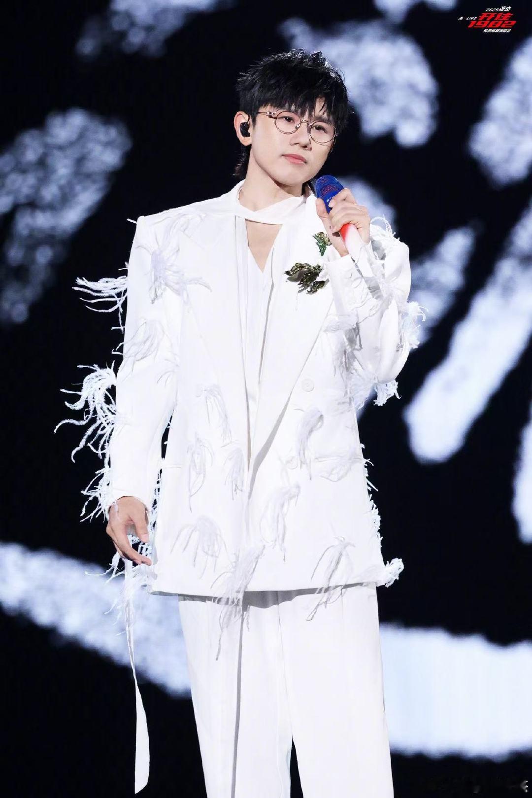 张杰工作室评论区杰哥澳门跨年舞台太让人期待！在树下合唱的幸福谁能懂 