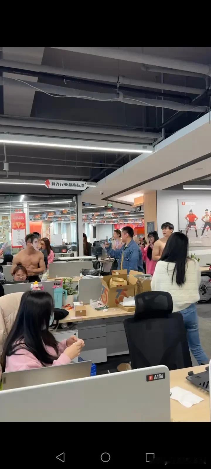 这家公司真牛，三八节女神节，居然请来了好多猛男给美女们献花，个个露出大块肌肉，还