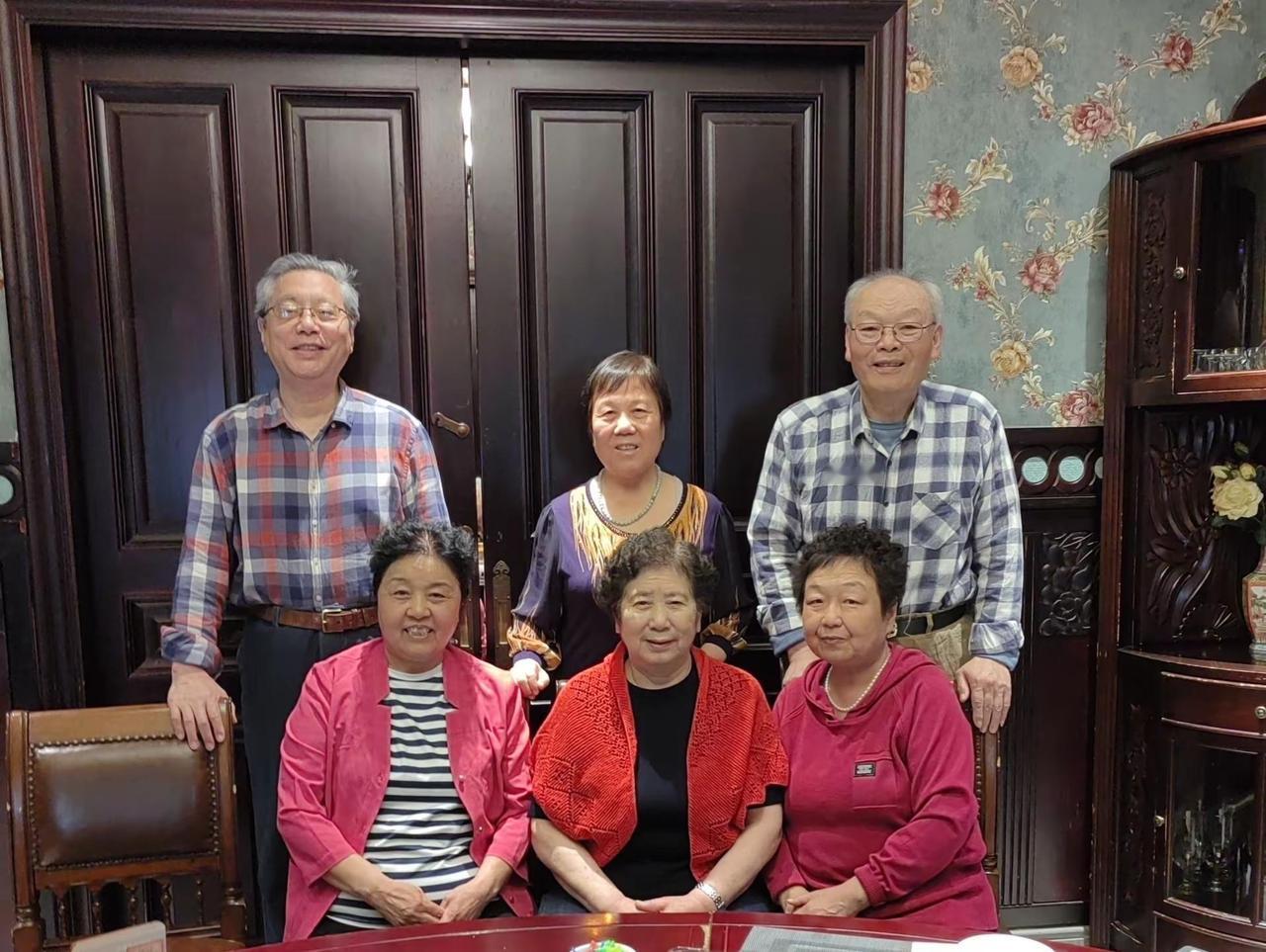 沙窝小学六年级五班同学和班主任柴平老师 北京沙窝小学六年级五班同学和班主任柴平老