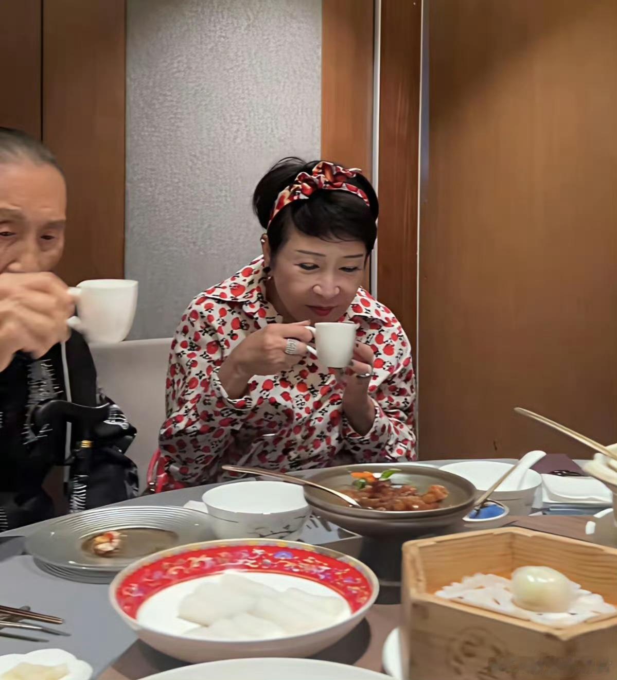 看完这几张照片，终于明白谢贤（四哥）为啥一年四季要带墨镜。有港媒说谢贤去世，希望