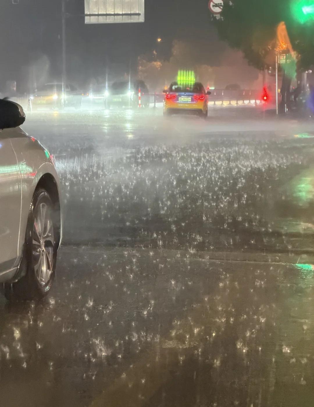 柳州这个雨🌧️憋了太久～
久违的大暴雨[笑哭]柳州旅游 柳州 好评柳州 雨一直