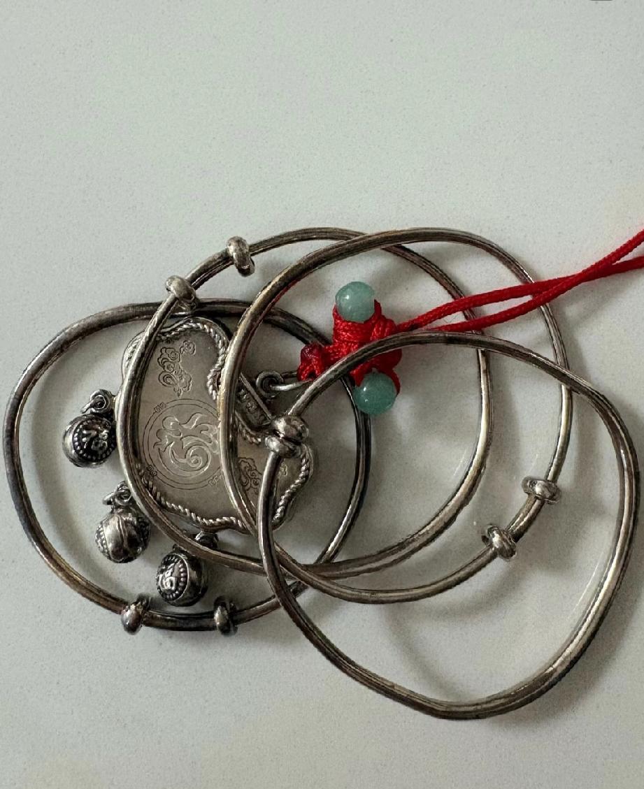 这几天银价涨得这么厉害，我赶紧把家里三个娃小时候戴的银手镯翻出来，结果一看，我的