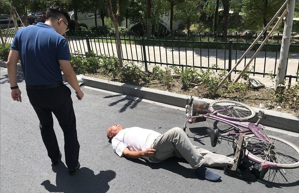 山东一位老人骑车摔倒，路人不敢扶，出租车司机叫了救护车，但老人还是因救治不及时去