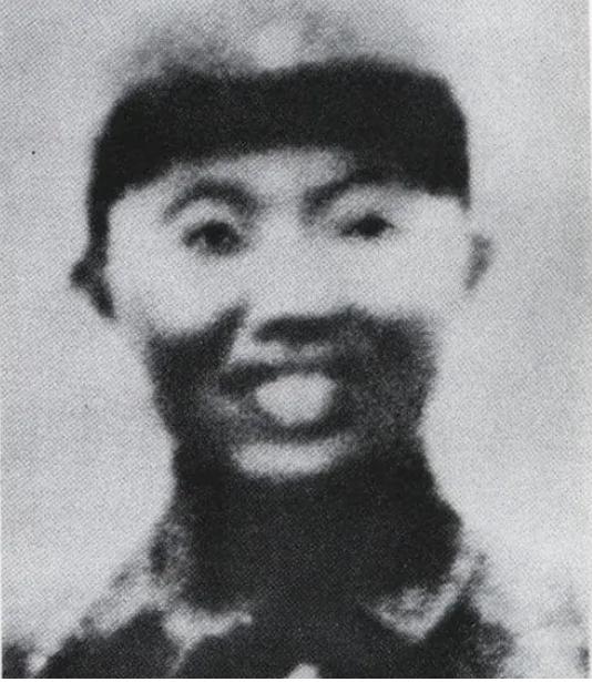 1942年，神枪手王凤麟遭叛徒出卖，被日军围在山上，打到只剩一颗子弹时，他犹豫了