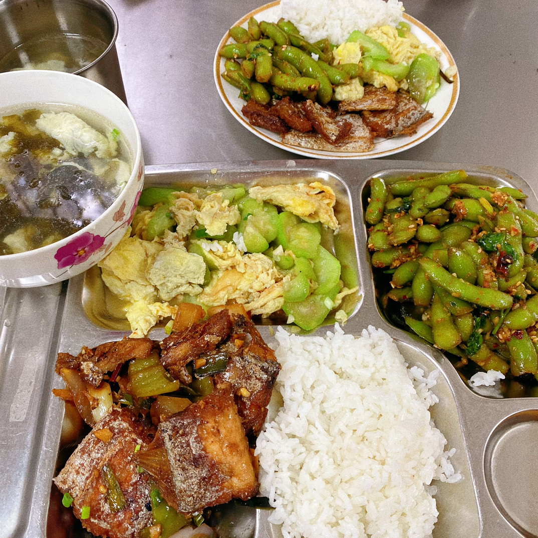 今天食堂吃：香煎带鱼，丝瓜炒蛋，凉拌毛豆，紫菜蛋花汤。 ​​​
