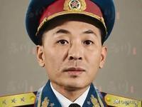 1935年，红军师长写好投降信准备带全师投敌，21岁政委连夜拍桌：绑了！多年后，