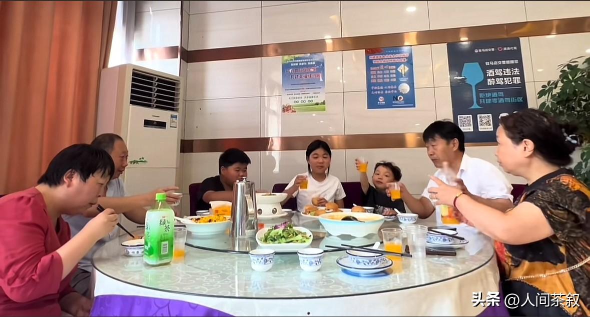 杜新枝一家快乐聚餐，享天伦之乐。

老杜、老郭、女儿、女婿、言宝，那两个孩子据说