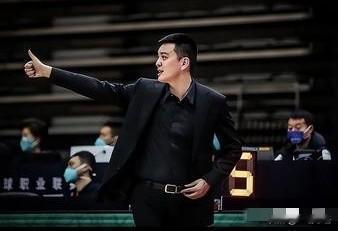 我虽然是60多岁的老太太，但我还是喜欢帅哥！
我喜欢看杨鸣在场边跳舞，就是扬鸣在