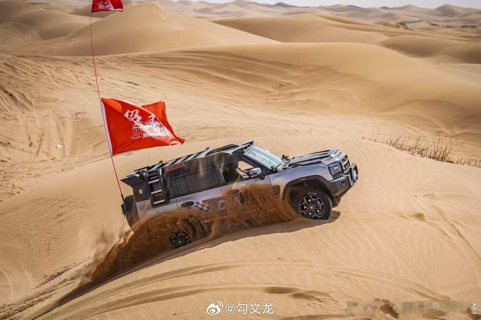 去年在腾格里沙漠，我第一次见老周陷车时急得冒汗，今年川西折多山下，他已经笑着被许