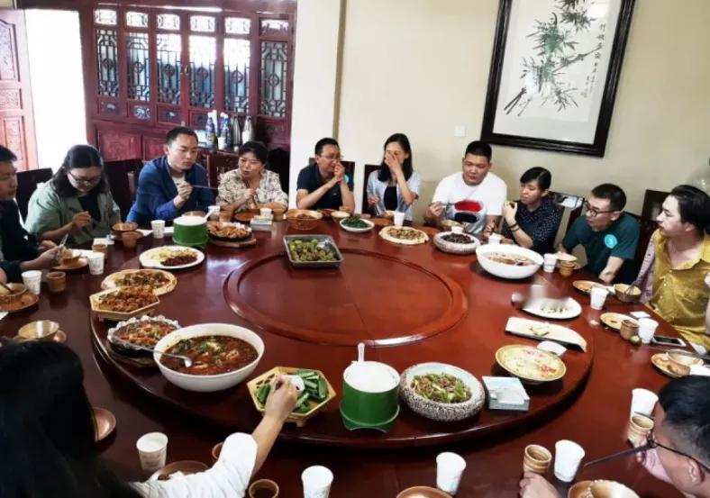 格局真大！在俄罗斯工作20年的舅舅，清明回家祭祖，还在郑州的喜来登大酒店订了个包