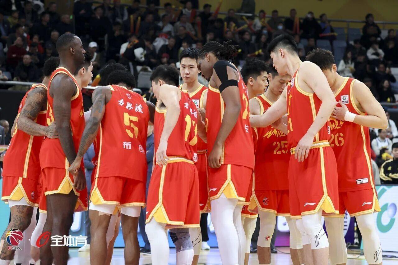 浙江广厦本赛季的防守依然维持高水平，百回合失分领跑联盟，他们已经连续两场将对手得