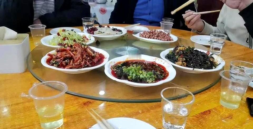 女儿跟男朋友谈了一年多了，昨天男朋友带女儿去见家长，男孩父母挺热情，可是吃饭的时
