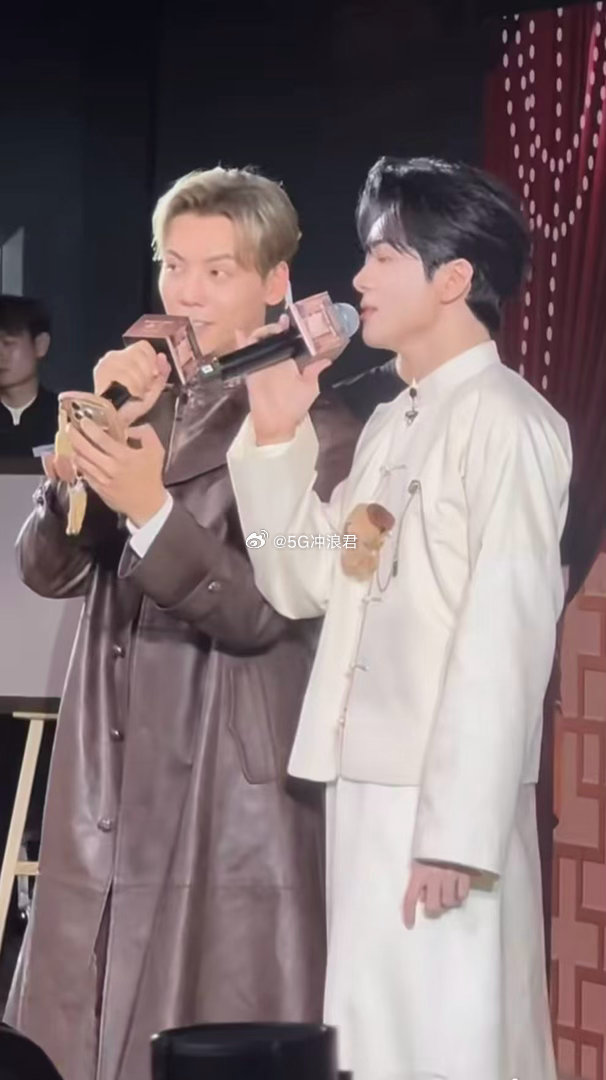 陈伟霆唱歌眼睛耳朵双重享受没有复杂编曲加持依旧惊艳，陈伟霆直播粤语清唱值得细品。