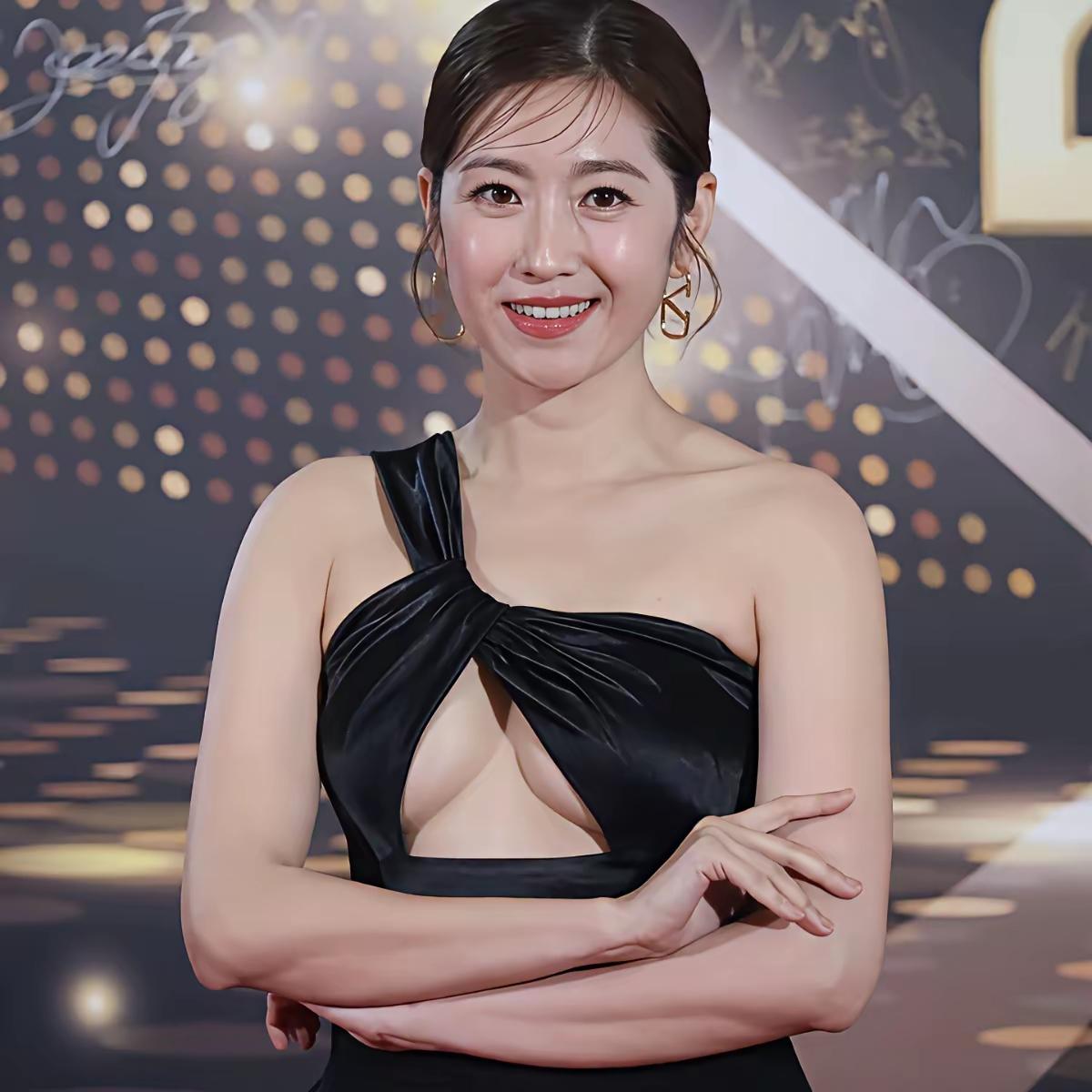 陈自瑶堪称纯天然美女中的宝藏！1981年出生的她，简直是冻龄女神。她的美并非那种