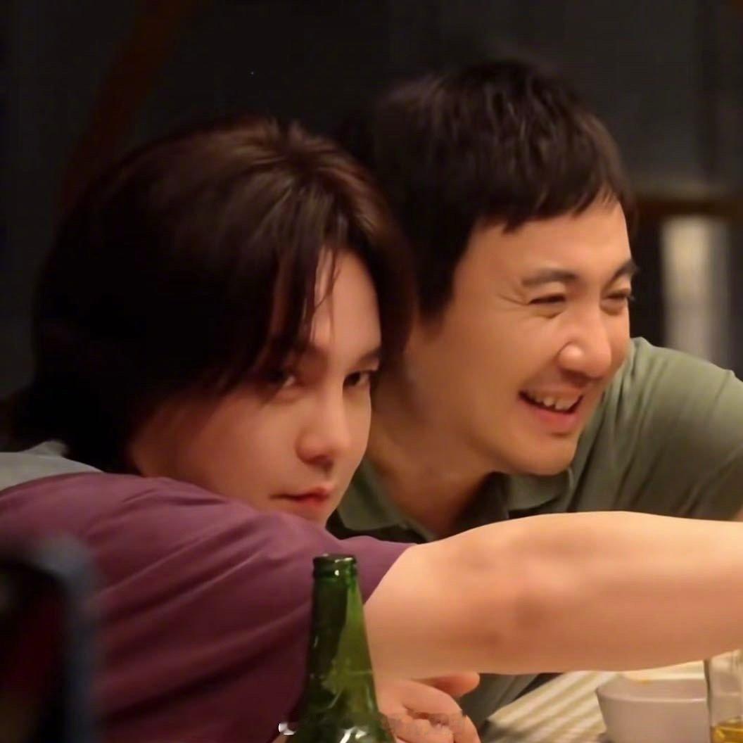 不知道啊他喊着羁绊友情就冲上来了 买组委会plus服务，顺手就给张驰也带一份。林