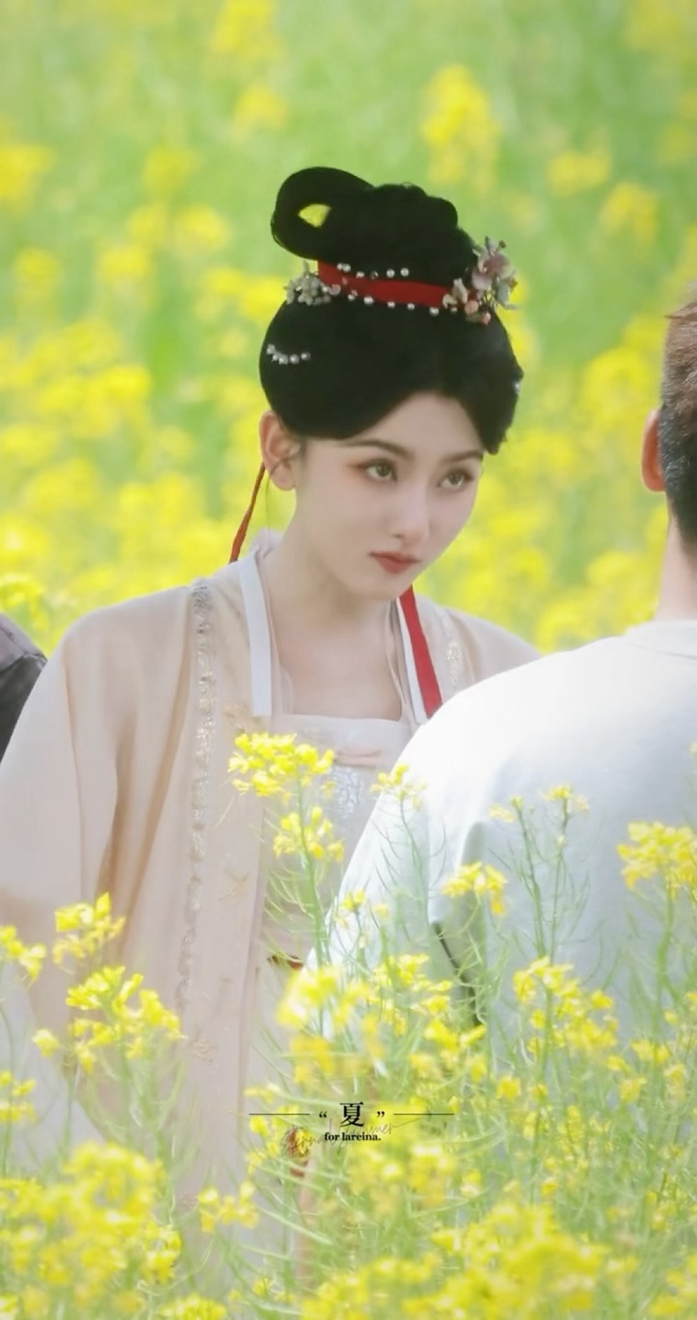 一秒都不用剪的萌哈哈哈眯着眼睛歪头看剧本的宋祖儿宋祖儿看到什么了