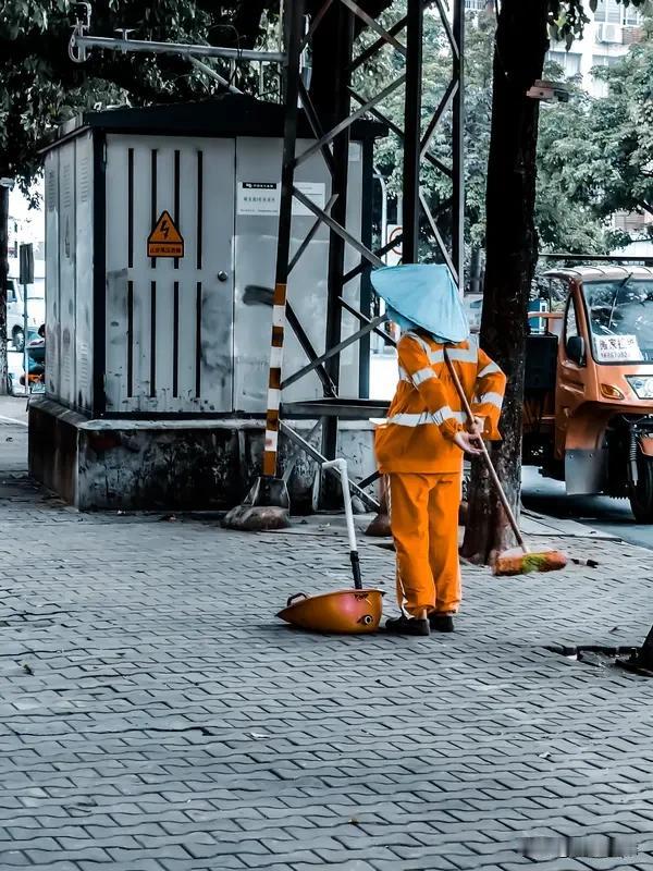 底层人的生活有多艰辛? 底层人的生活艰辛到难以想象。凌晨，环卫工就开始清扫街道；