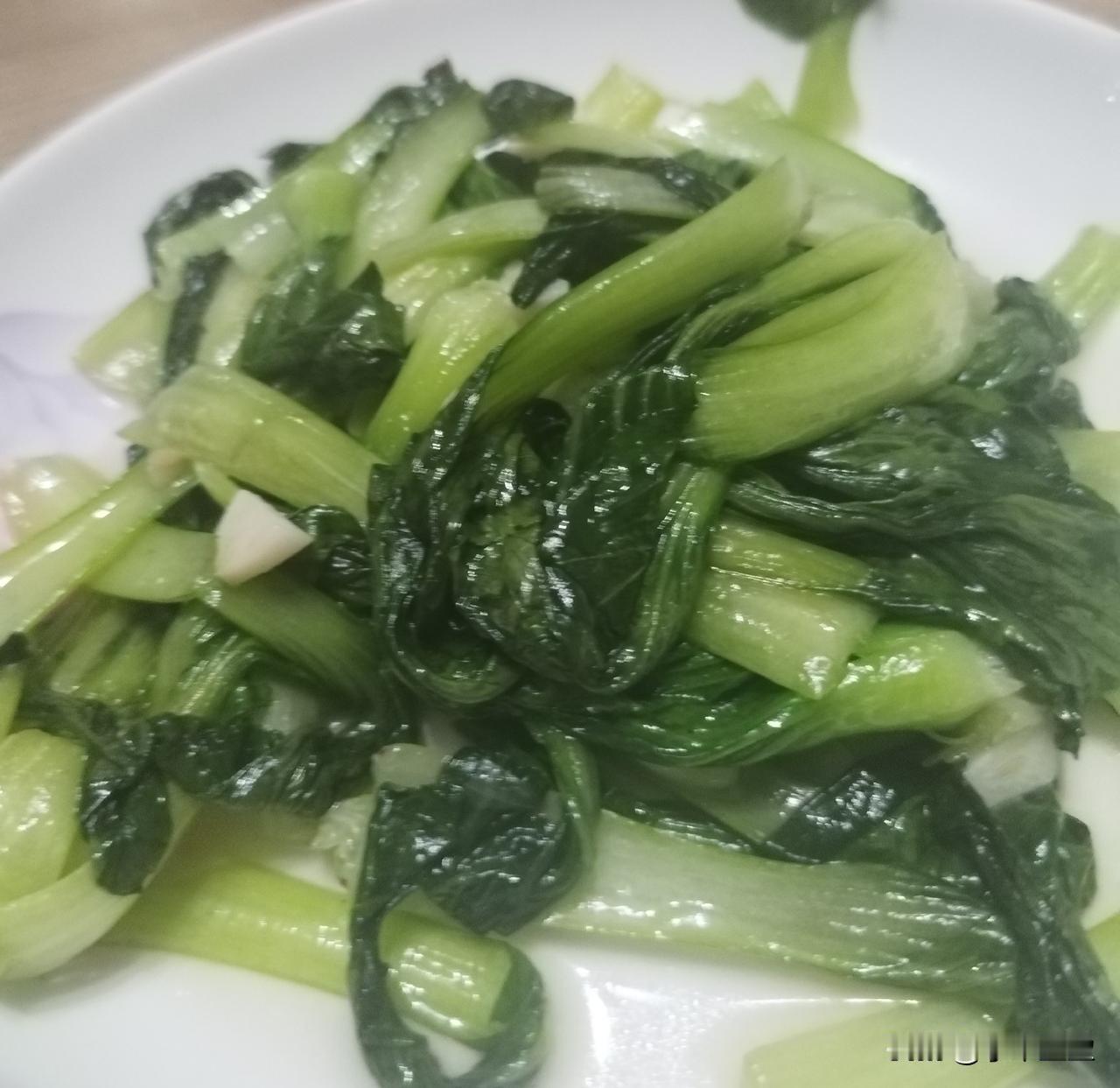 高中生不在家吃饭，也没有做饭的动力，晚餐随便炒个青菜，给那人卤个脖鸡爪地瓜一锅出