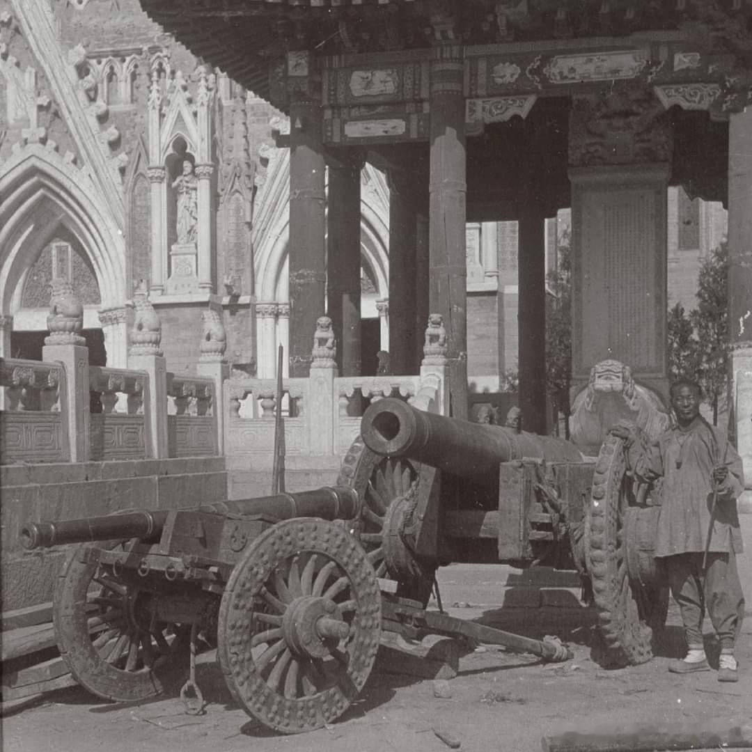 1900年北京西什库教堂前的大炮老北京