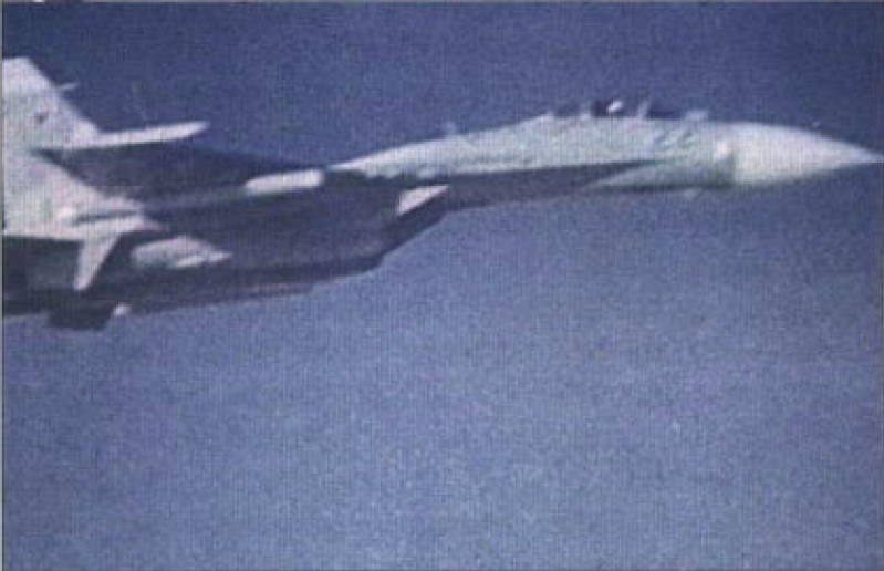 苏霍伊影像集 早期Su-27挂载电子对抗吊舱进行飞行测试的画面，在测试期间，T-
