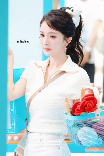 杨幂上海线下活动生图谁还没看杨幂上海线下生图！官宣 Jellycat 合伙人后出