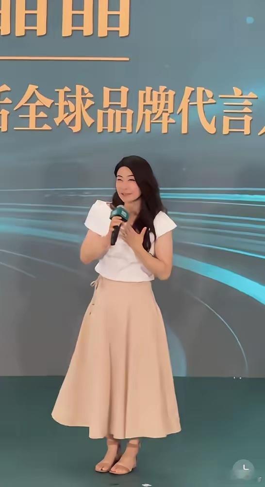 郭晶晶太狠了，在新加坡和杨澜同台，竟然连句话都说不囫囵。 活动现场，杨澜主持游刃