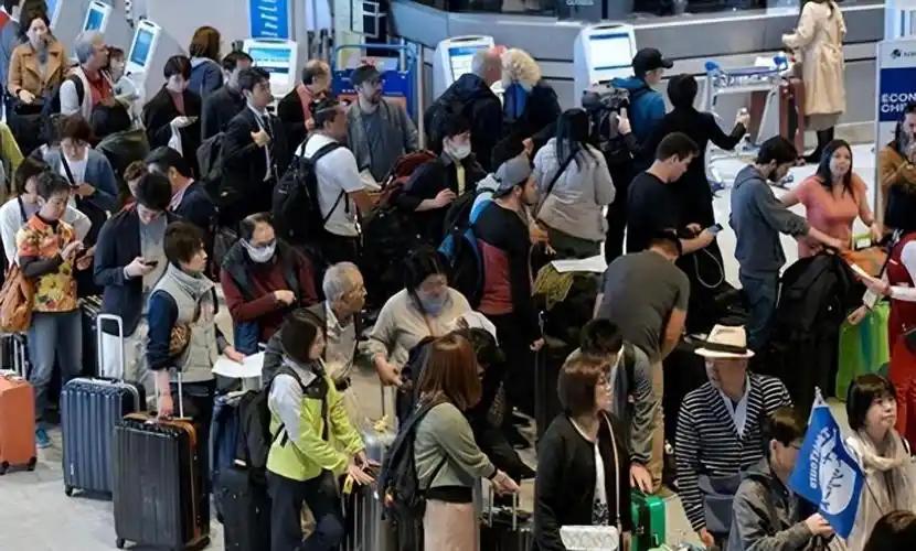 [月亮]赴日航班大幅取消、游客量暴跌六成，日本逆势暴涨签证费，为何仍有30万国人