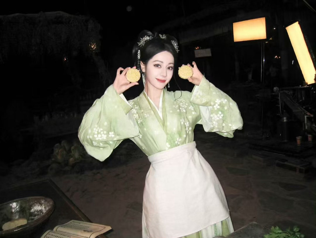 抓拍热巴成功迪丽热巴今日份片场抓拍热巴成功，今日份片场，好耶 