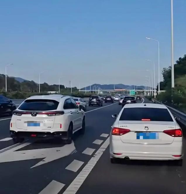 必须严惩！广东阳江高速，一名十个月大的病重婴儿乘坐救护车转院，可恨的是，一辆私家