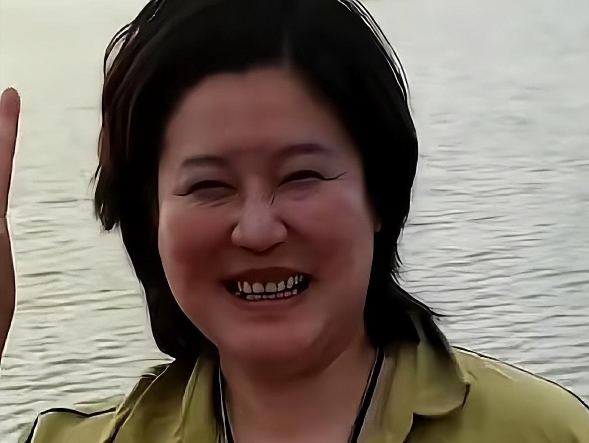 要是没人提醒，打死我也不敢信。眼前这个挤着眼睛、双下巴若隐若现的短发大姐，竟然是