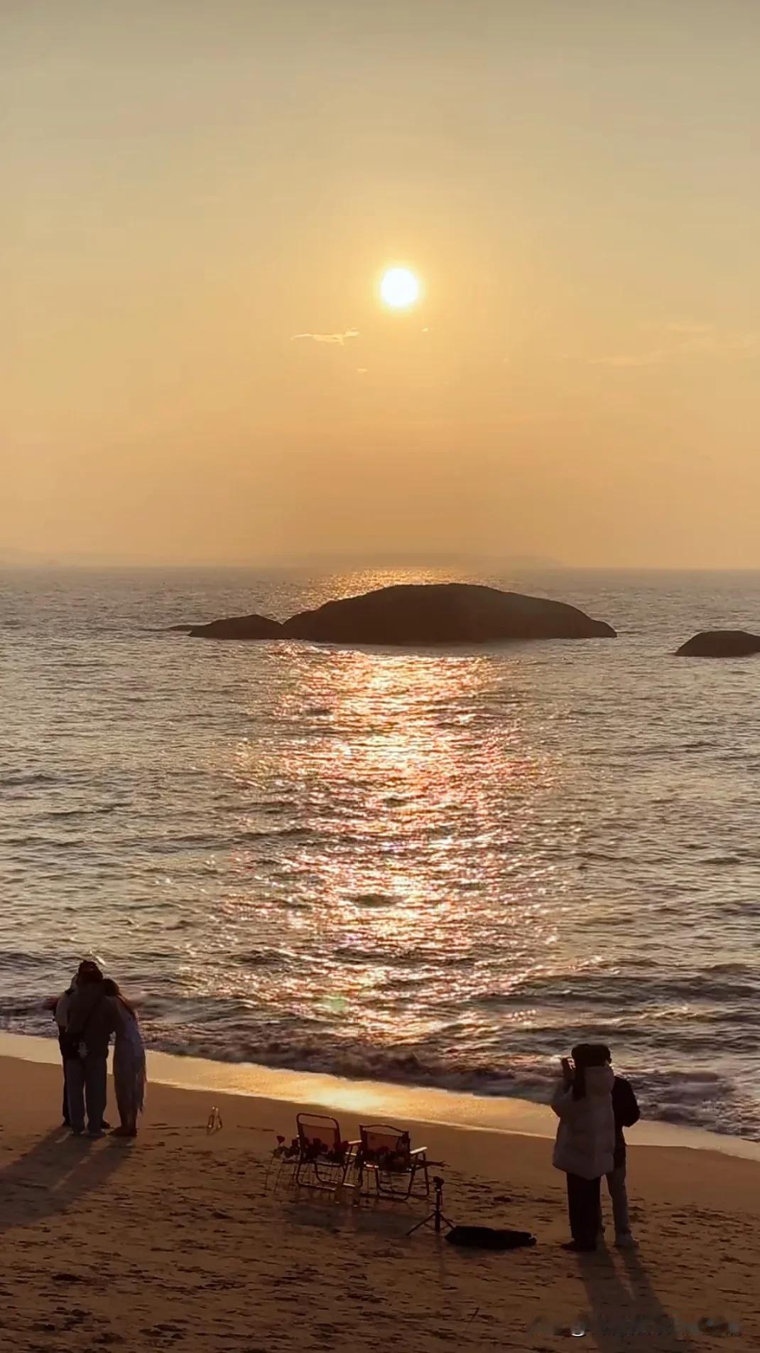 “早晨日出，海边浪漫时光”🌅🏖️💕海边日出真的