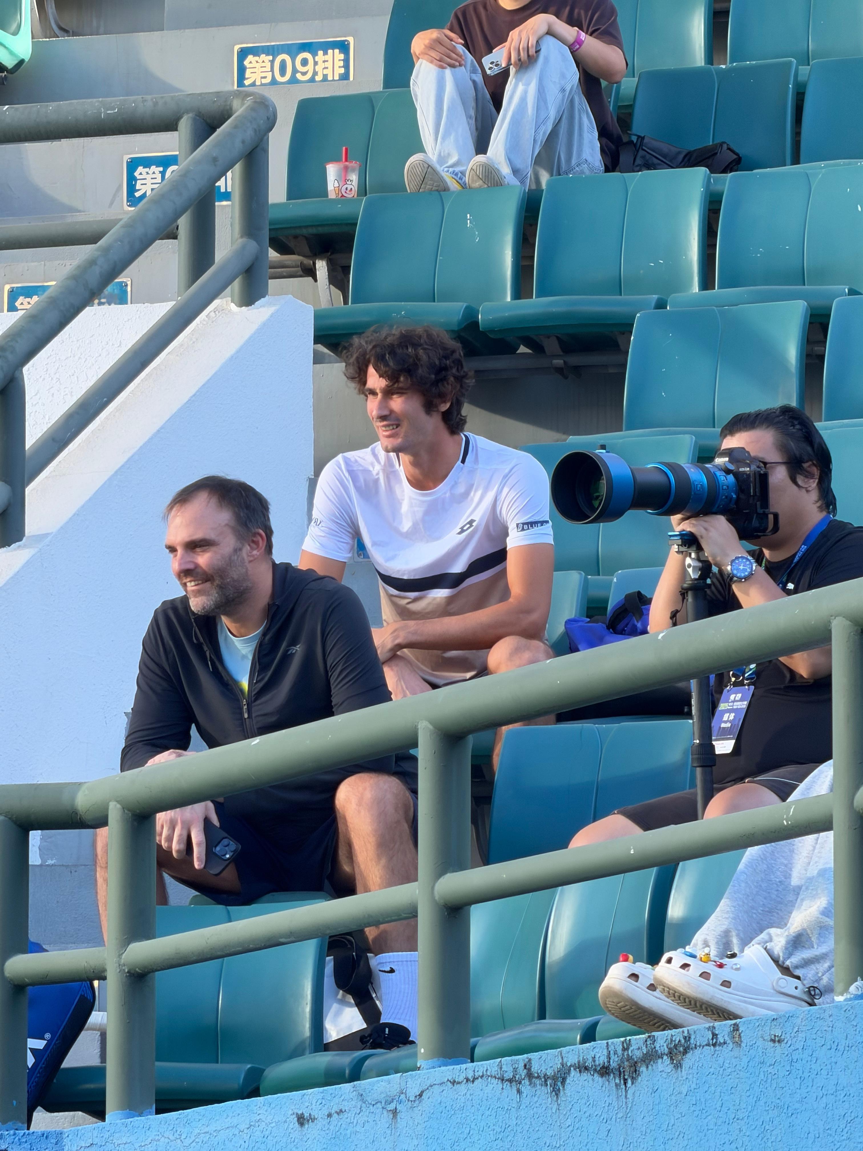 巡回赛在中国 L哈里斯出现在深圳福田挑战赛观众席，观看单打比赛。  ​​​