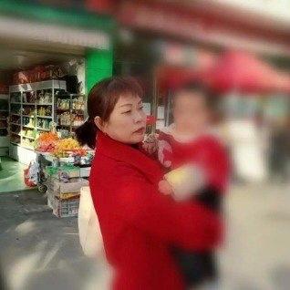 “月嫂为入狱雇主无偿带娃！”雇主突然失联，月嫂把孩子带回家一养就是五年！有人夸她