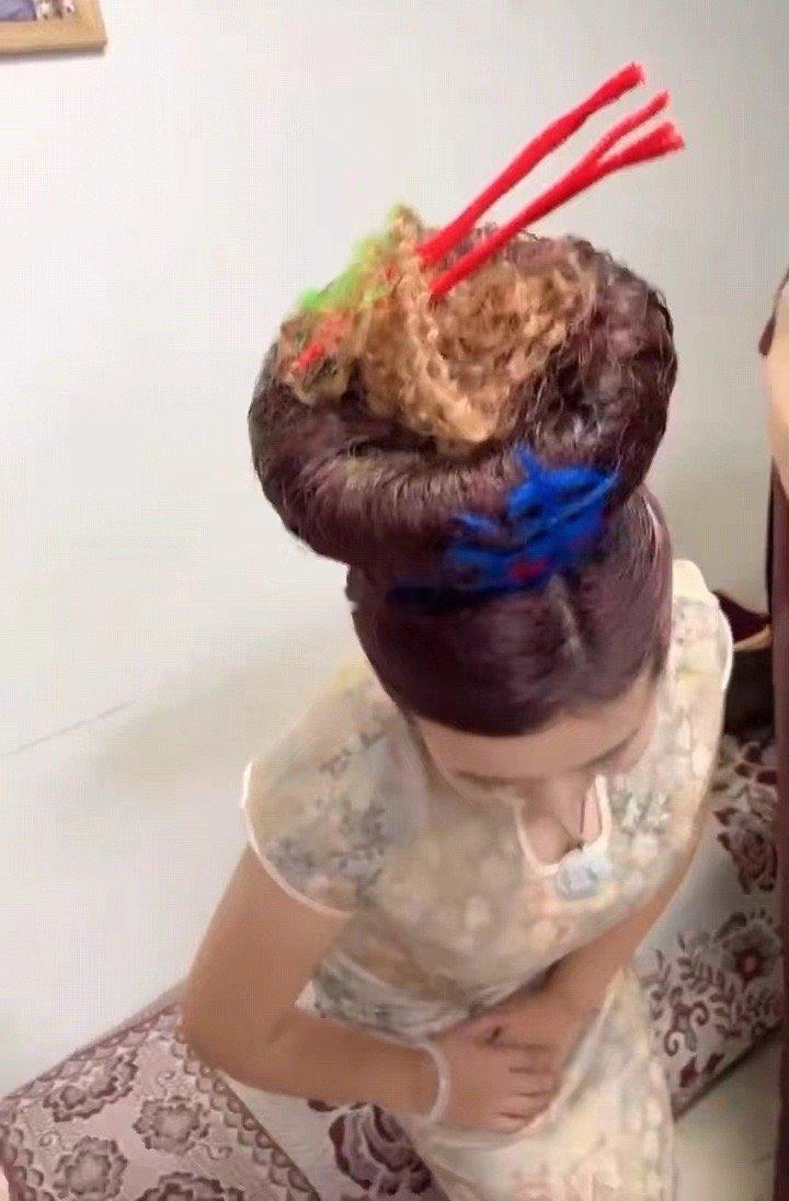 #天津大姨盘头欢迎潘玮柏#天津大姨主打一个会整活的热情，被潘玮柏的魅力吸引了，我