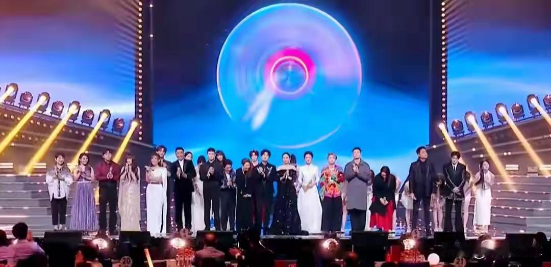 大湾区晚会太混乱！跑调抢拍忘词破音全占了，合唱几乎都翻车

网友评论：
田震，金