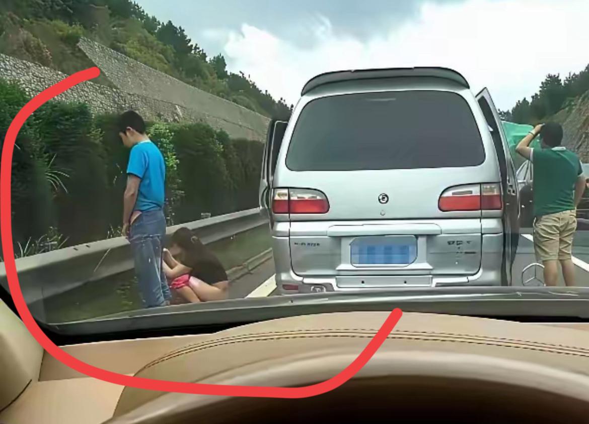 国庆堵车堵到心态爆炸，结果还看到有人在高速应急车道旁“解决内急”，气得我当场想吐