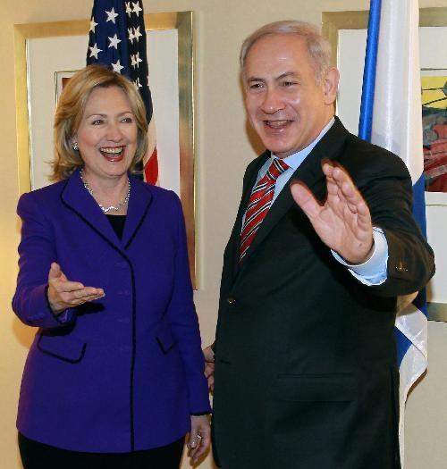 内塔尼亚胡和美国领导挺好的呀，他无论是和希拉里还是和特朗普合影，都笑成了一朵花。