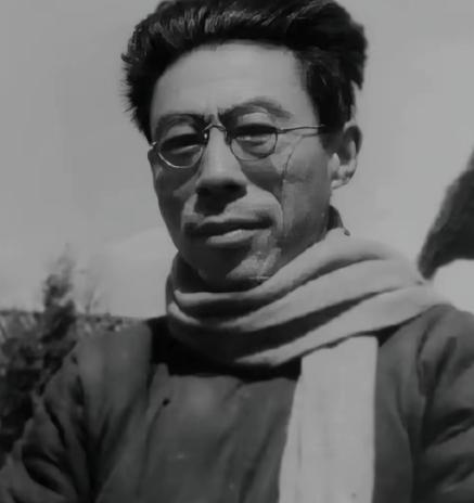 闻一多先生在云南被暗杀时，他的长子奋不顾身扑上去为父亲挡子弹。闻立鹤扑倒父亲后，