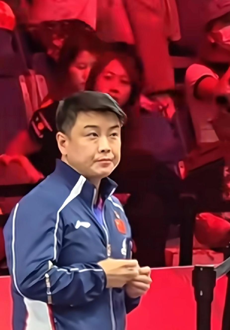 王皓的“双标”现场：指导别人VS指导王楚钦
 
新加坡大满贯赛场，王皓教练的表情