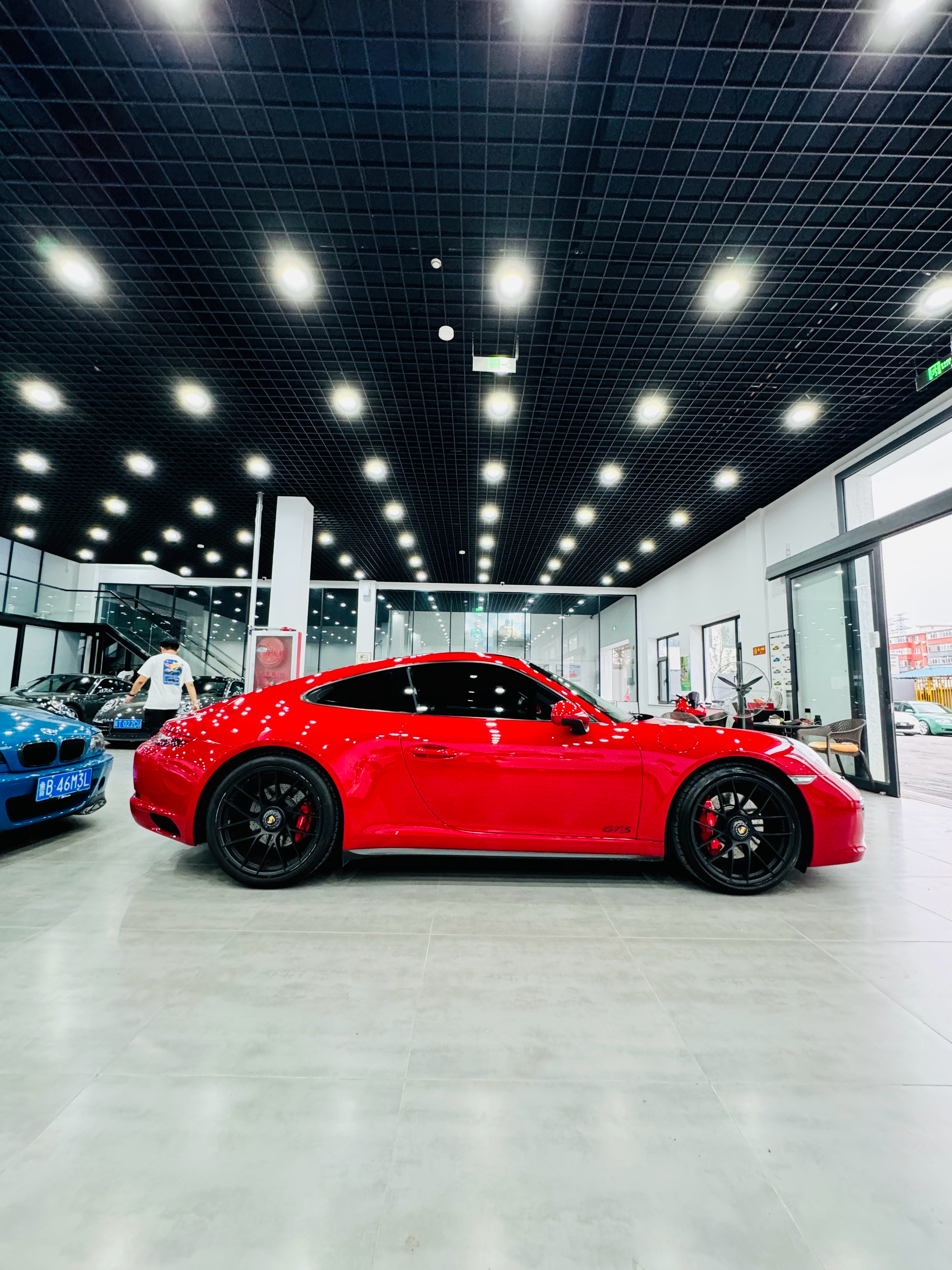 来了一台  991.2 Carrera 4 GTS 名字最长的的911 带劲吧?
