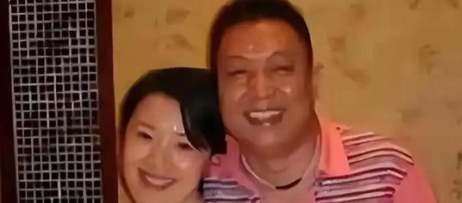王为念这次住院，真把人看愣了，病床前一直忙前忙后伺候的，不是别人，是他跟第一任妻