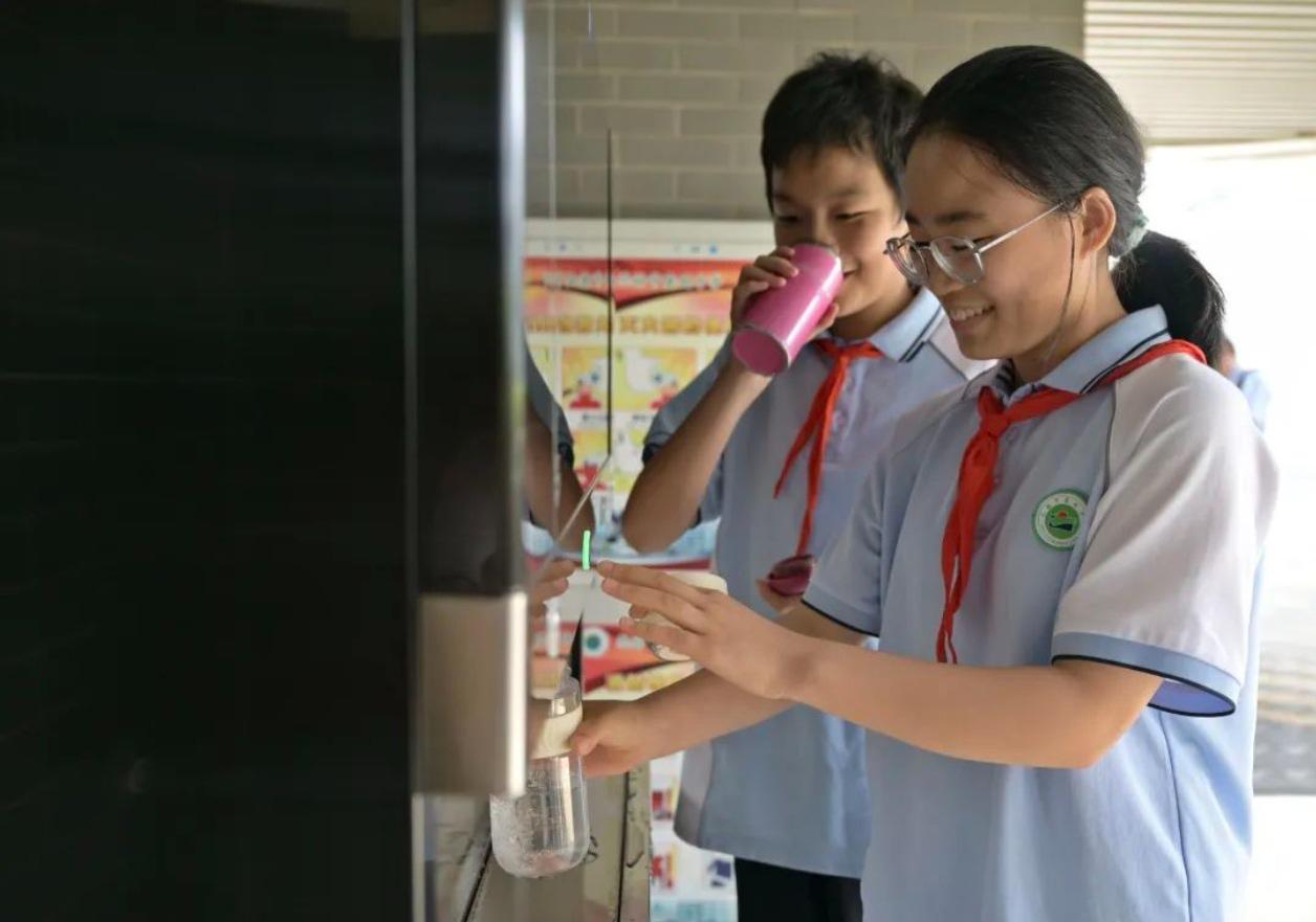 充50扣10块？泉州一中学喝水都要交钱，教育局：马上退！

校园里喝口热水还得先